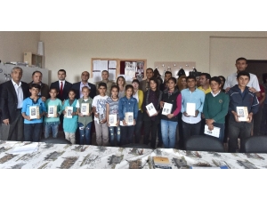 Ahlat Kaymakamlığından Çalışkan Öğrencilere Tablet