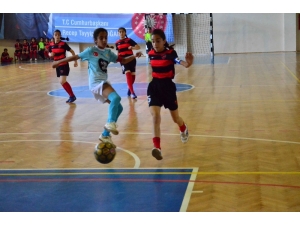 Adana’da Okullararası Küçük Kızlar Ve Erkekler Futsal Müsabakaları Tamamlandı