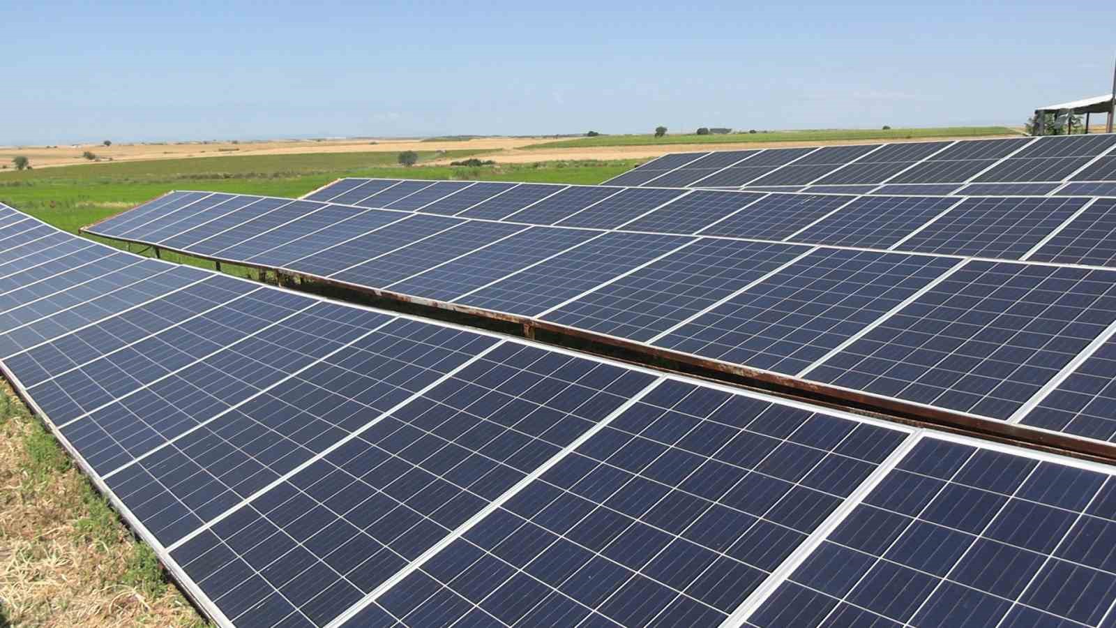edirne-de-ureticiler-tarlasini-dronla-ilacliyor-gunes-enerjisiyle-suluyor