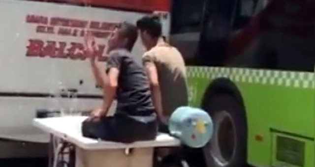 Adana'da Gençler Motosiklete İçi Su Dolu Küvet Bağladı