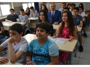 Bakan Sarıeroğlu Mezun Olduğu Okulda Karne Dağıttı