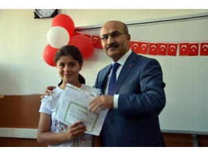 Vali Demirtaş Öğrencilere Karne Dağıttı