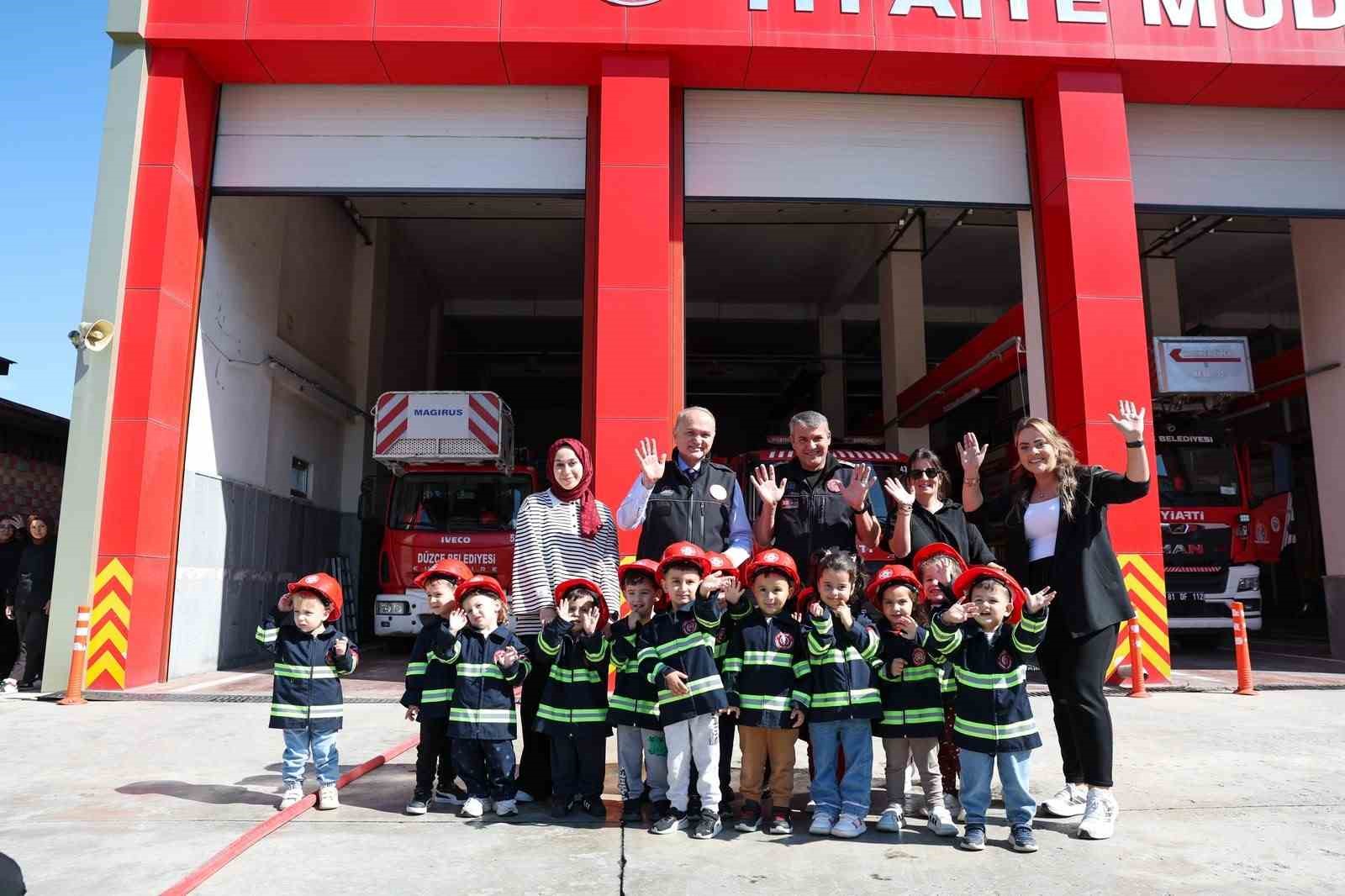baskan-ozlu-itfaiye-personeline-tesbih-hediye-etti-miniklerle-su-tuttu