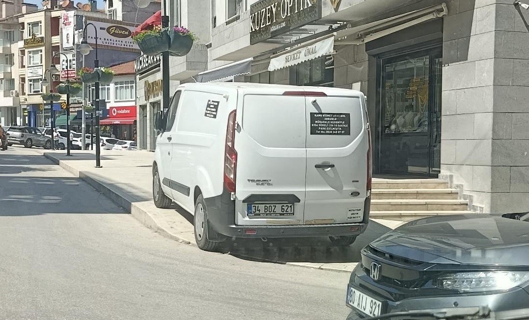 bilecik-te-kaldirim-ustu-parklanmalar-yayalari-isyan-ettirdi