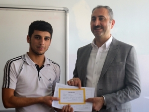 Adalet Bakanı Gül Öğrencilere Karnelerini Dağıttı