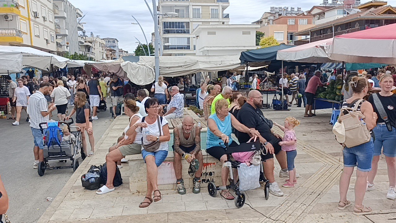 manavgat-semt-pazarina-turist-akini-esnafin-yuzunu-guldurdu