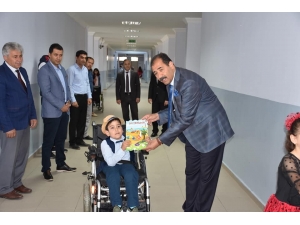 Başarılı Engelli Öğrenciye Karne Hediyesi Olarak Akülü Araç Verildi