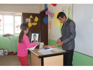 Şehit Öğretmen Necmettin Yılmaz’ın Okulunda Hüzünlü Karne Sevinci