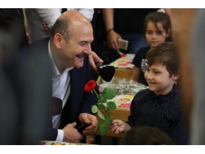 Bakan Süleyman Soylu, Okuduğu İlkokulda Öğrencilere Karne Dağıttı