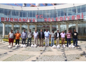 Burhaniye’de Ramazan Davulcularına Bayram Hediyesi