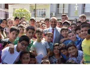 Başkan Uçak Öğrencilere Karne Dağıttı