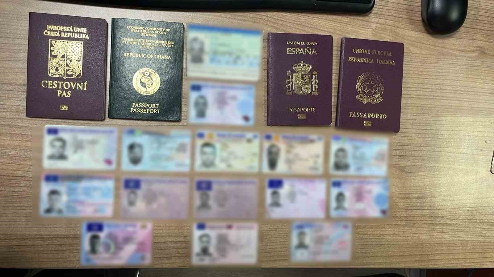 yurt-disina-gonderilecek-kargodan-sahte-pasaport-ve-kimlik-cikti
