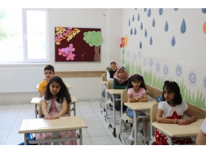 Sığınmacı Minikler Karne Heyecanı Yaşadı