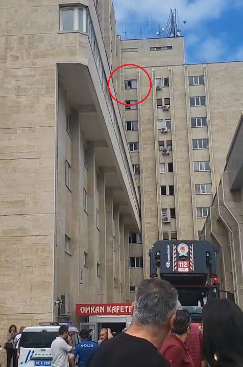 9-kattaki-cama-cikti-polis-ekiplerinin-ikna-calismasiyla-indirildi