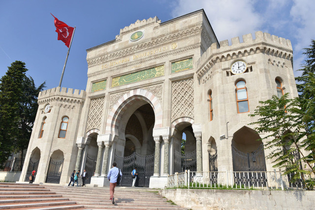 İstanbul Üniversitesi'nde Not Skandalı! 38 Dersin Sınavına Girmeyen Öğrenci Mezun Oldu