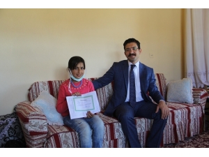 Karnesini Evinde Kaymakamın Elinden Aldı