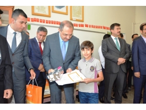 Vali Kaban, Öğrencilerin Karne Heyecanına Ortak Oldu