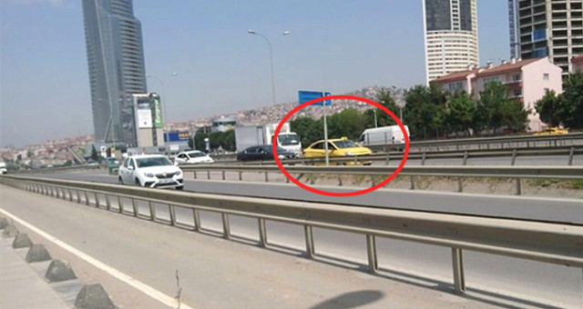 Trafikte Geri Geri Giden Taksici Faciaya Davetiye Çıkardı! Tehlikeli Anlar Kamerada
