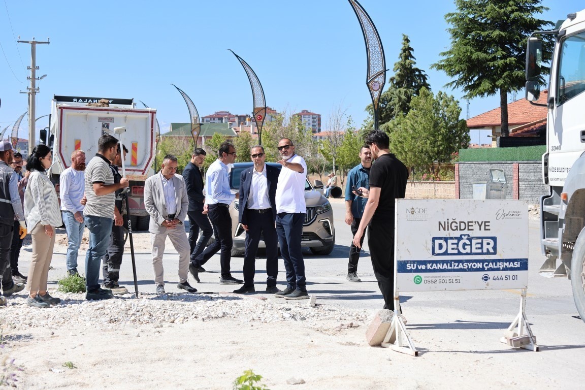 nigde-de-altyapisi-tamamlanan-yollar-sicak-asfaltla-yenileniyor