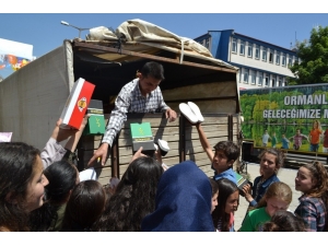Şuhut’ta Takdir Alan Öğrencilere Ayakkabı Hediyesi