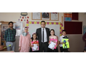 Gördes’te Öğrenciler Karnelerini Aldı