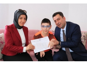 Serebral Palsi Hastası Üçüzlerin Evde Karne Sevinci