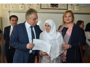 Hakkari’de Okuma-yazma Öğrenen Kursiyerlere Belgelerini Verdi