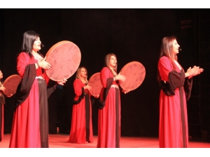 Hakkari’de Reng-i Hakkari Rüzgarı Esti