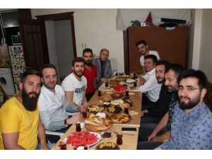 Ak Parti’li Aday Sahuru Öğrencilerle Yaptı