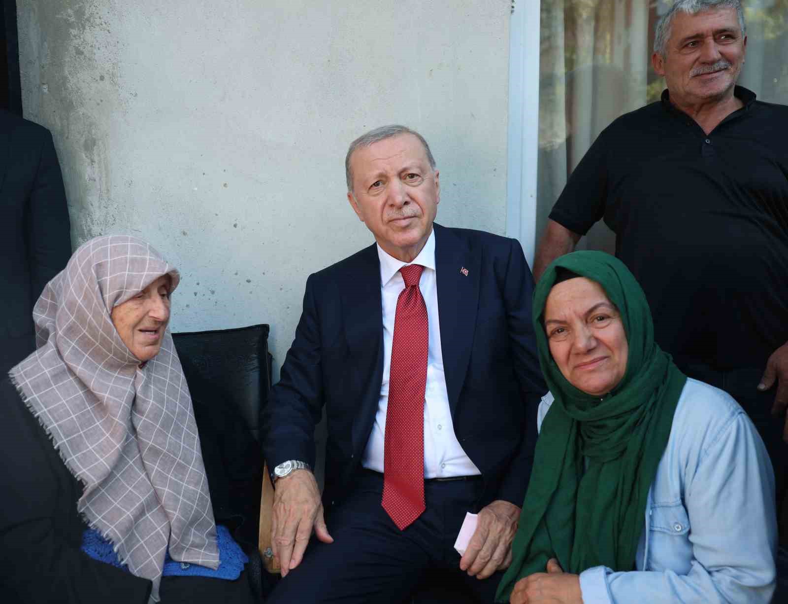 cumhurbaskani-erdogan-rize-de-komsularini-ziyaret-etti