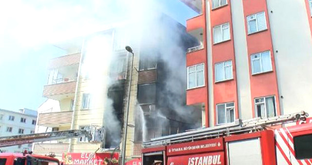 4 Katlı Binada Doğal Gaz Patlaması Sonucu Yangın Çıktı: 1'i Ağır 2 Kişi Yaralandı