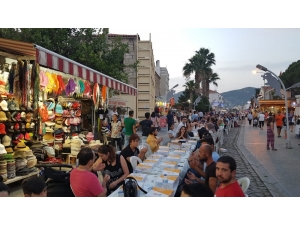 Foça Ak Parti’den Dev İftar Sofrası