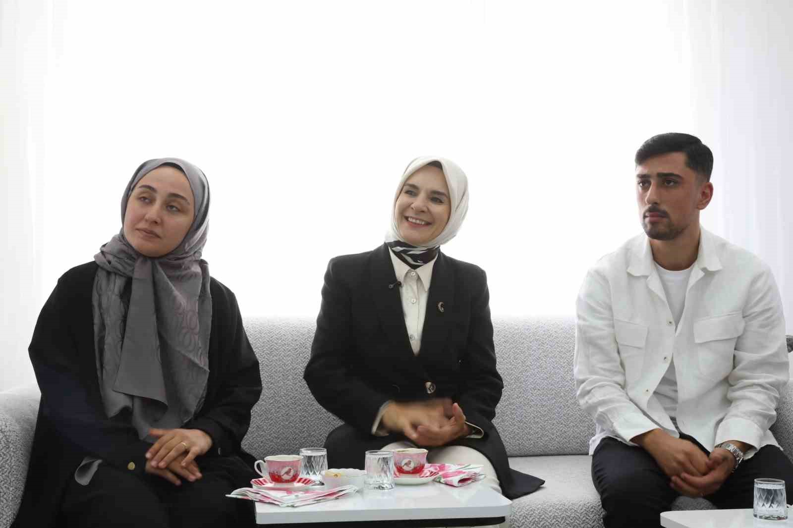 bakan-goktas-evlilik-kredisinden-yararlanan-yeni-evli-ciftin-ilk-misafiri-oldu