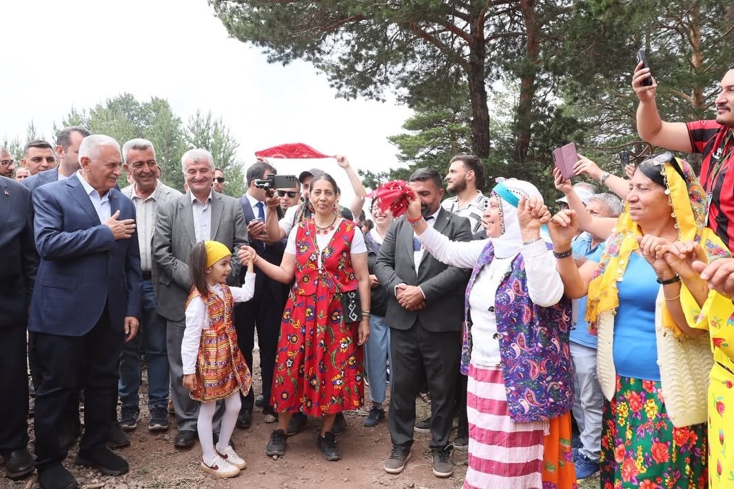 binali-yildirim-refahiye-deki-orcul-festivali-nde-vatandaslarla-bulustu