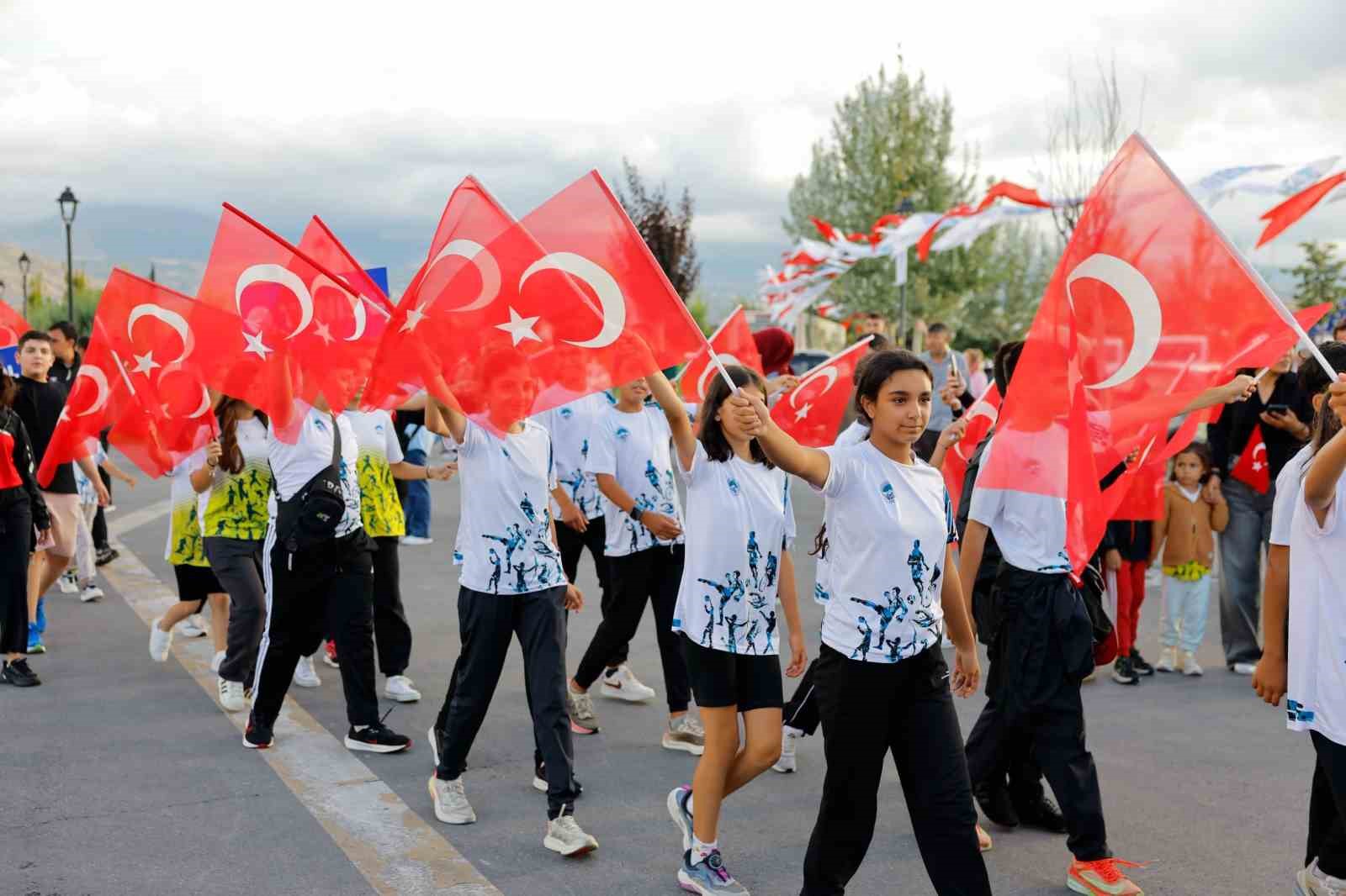 baskan-buyukkilic-genclerin-coskusuna-ortak-oldu