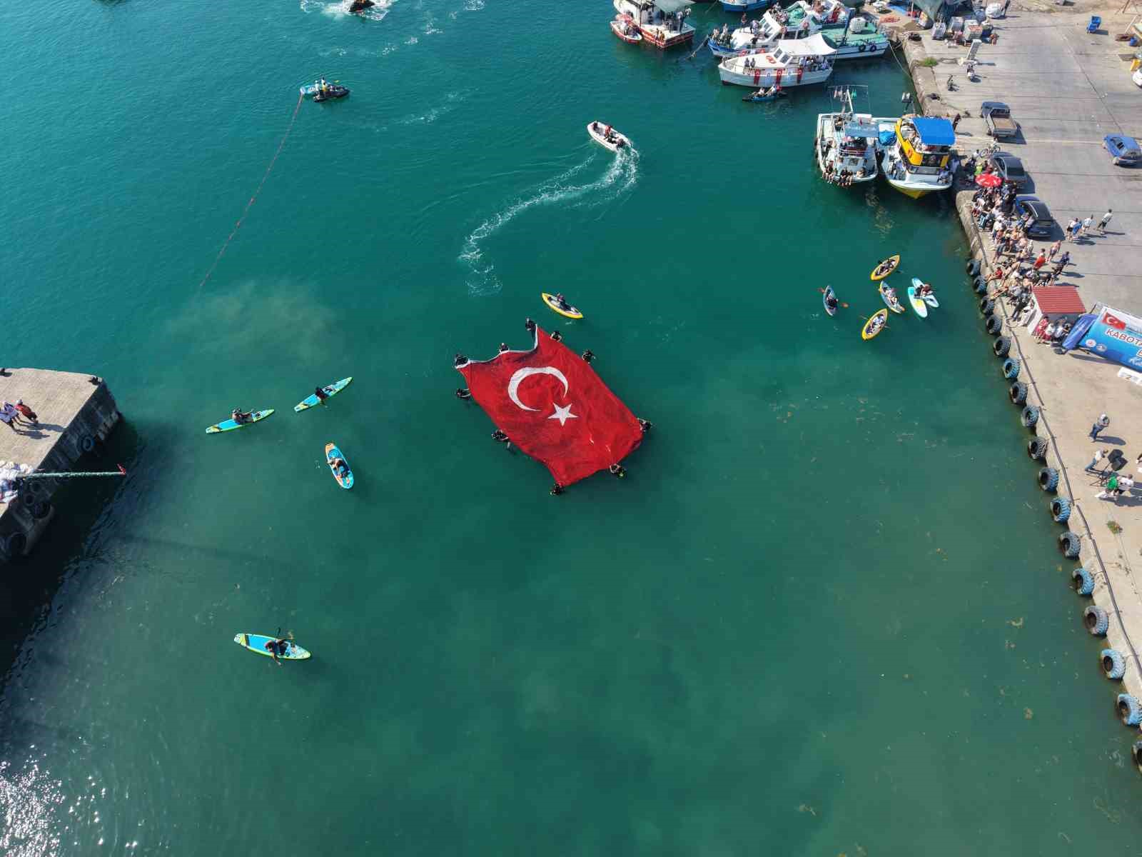 denizcilik-ve-kabotaj-bayrami-nda-denizde-acilan-dev-bayrak-alkis-aldi