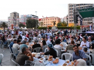 Kütahyalılardan Bornova Meydanı’nda İftar