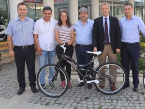 Başkan Uysal, En Çok Kitap Okuyan Öğrenciye Bisiklet Hediye Etti