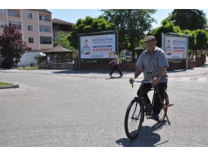 Doktor Tavsiyesiyle Aldığı Bisikletine 52 Yılını Adadı, İlçede Bisikletli Heykeli Dikildi