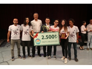 Mezitli’de Liseler Şarkılarla Yarıştı