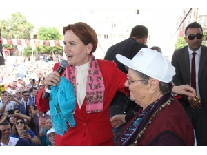 Kefen Parasıyla Yaptığı Bileziği Akşener’e Taktı