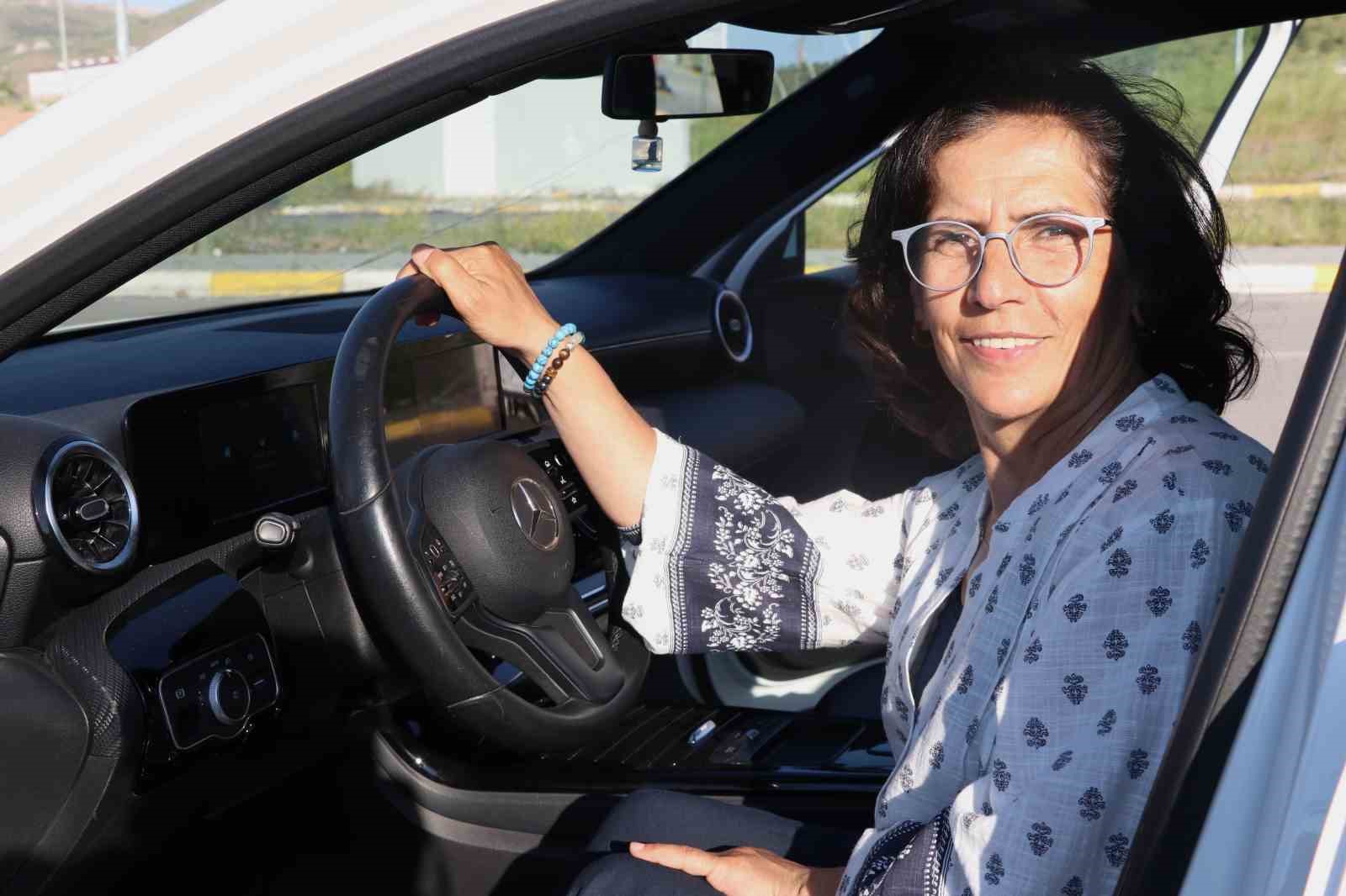 annesinin-mezarini-ziyaret-edebilmek-icin-56-yasinda-ehliyet-aldi-sevincini-kafkas-dansiyla-kutladi