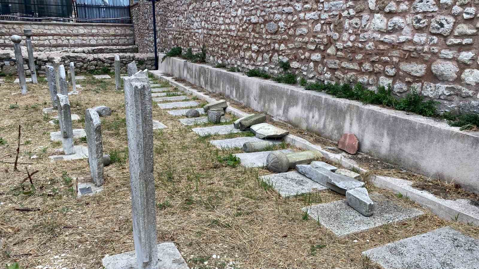 fatih-teki-tarihi-hazirede-7-mezar-tasini-kirip-kacti