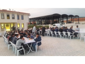 Aslanapa Kureyşler Köyü Sakinleri İlk Defa Toplu İftar Yaptı