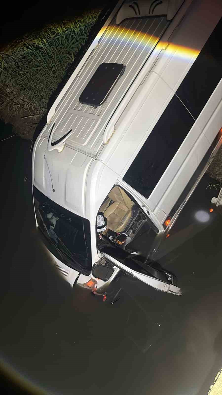 kontrolden-cikan-yolcu-minibusu-dereye-uctu