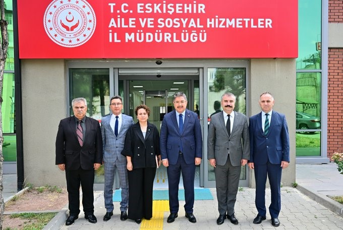 eskisehir-valisi-yilmaz-aile-ve-sosyal-hizmetler-il-mudurlugu-nde-brifing-aldi