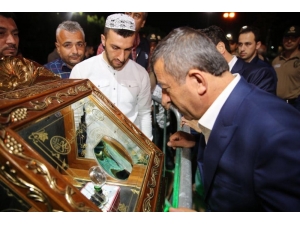 Kadir Gecesi’nde Kutsal Emanetler İzdihamı