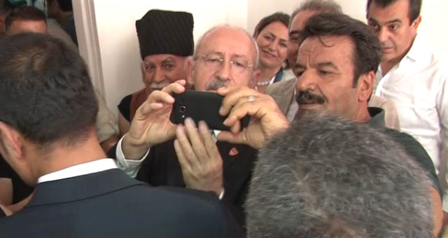 Kemal Kılıçdaroğlu'nun Cep Telefonuyla İmtihanı Kameralara Yansıdı