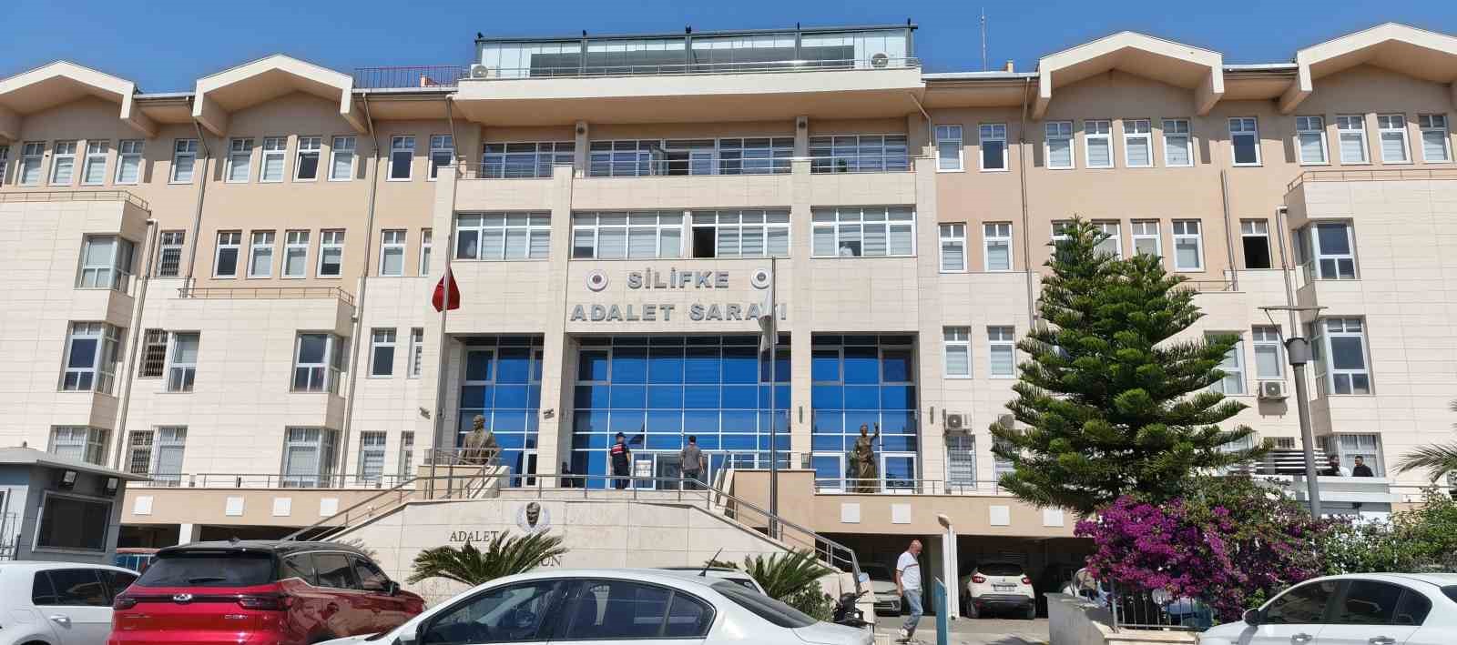 silifke-belediyesi-ne-yonelik-operasyonda-gozaltina-alinan-19-supheli-adliyeye-sevk-edildi