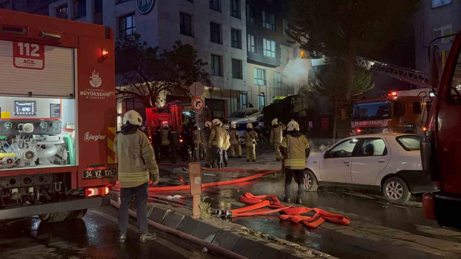 motosiklet-alev-aldi-alevler-4-katli-binayi-ve-giristeki-is-yerini-sardi